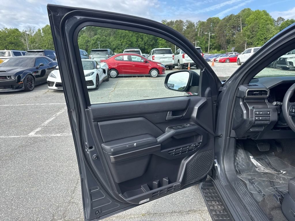 Used 2025 Toyota 4Runner SR5 AWD/4WD image 25