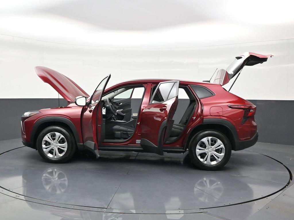 Used 2025 Chevrolet Trax LS image 31