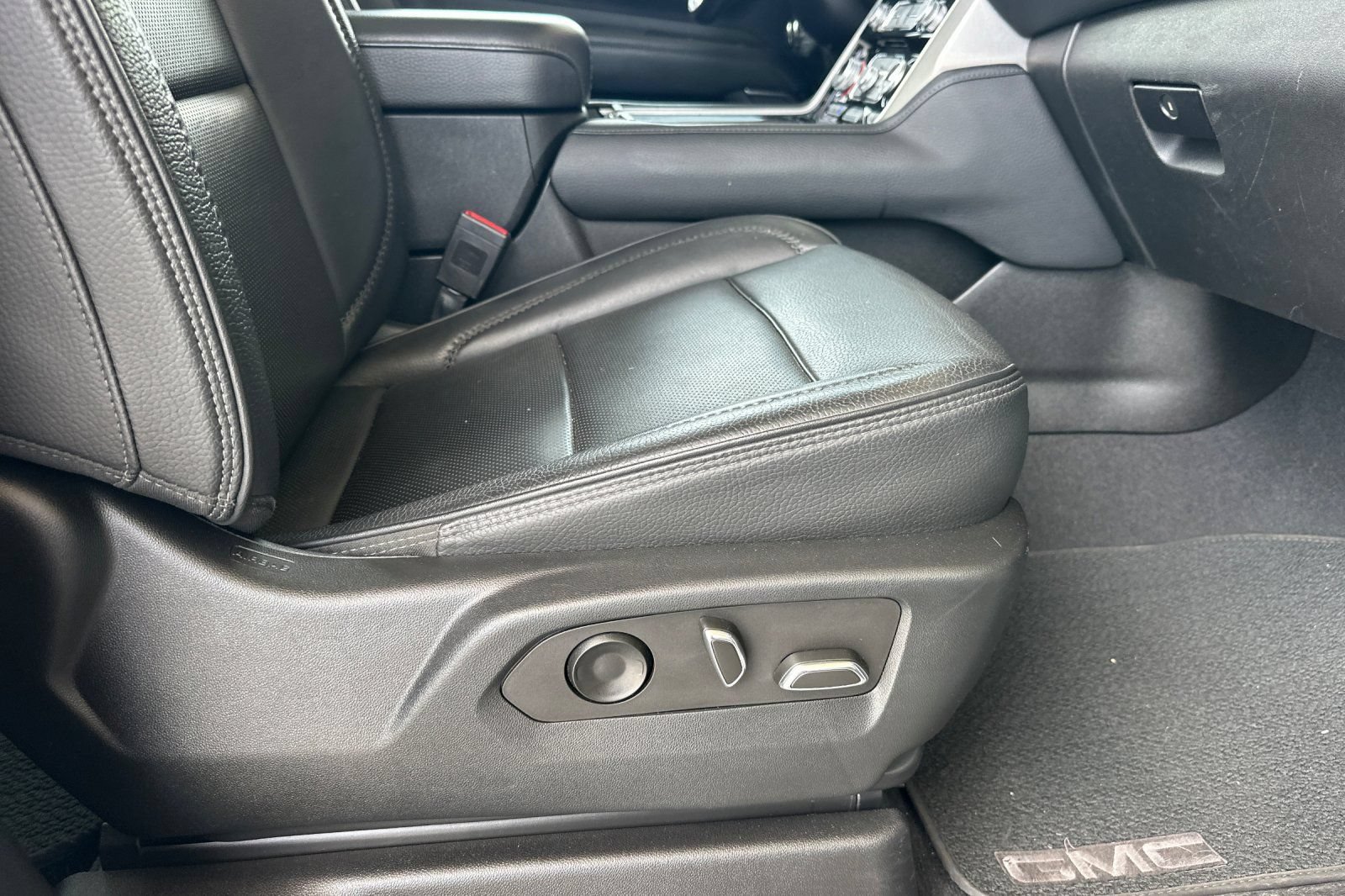 Used 2022 GMC Yukon Denali AWD/4WD image 25