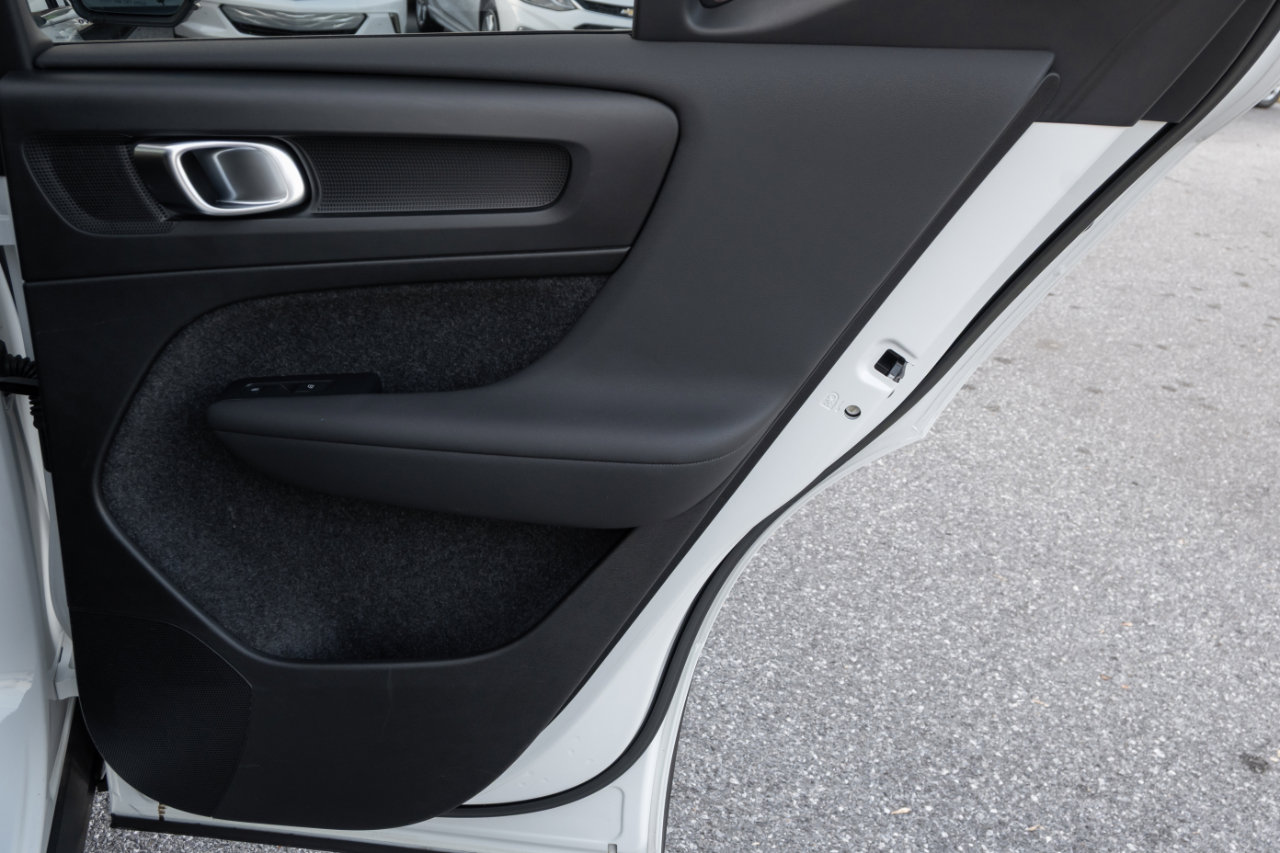 Used 2023 Volvo XC40 B5 Plus image 34