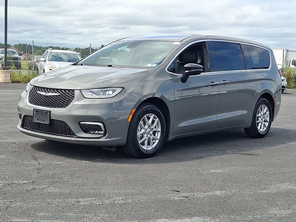 Used 2025 Chrysler Pacifica Select FWD image 3