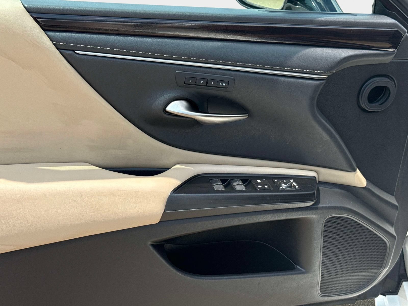 Used 2024 Lexus ES 300h Ultra Luxury w/ Accessory Package (Z2) FWD image 16