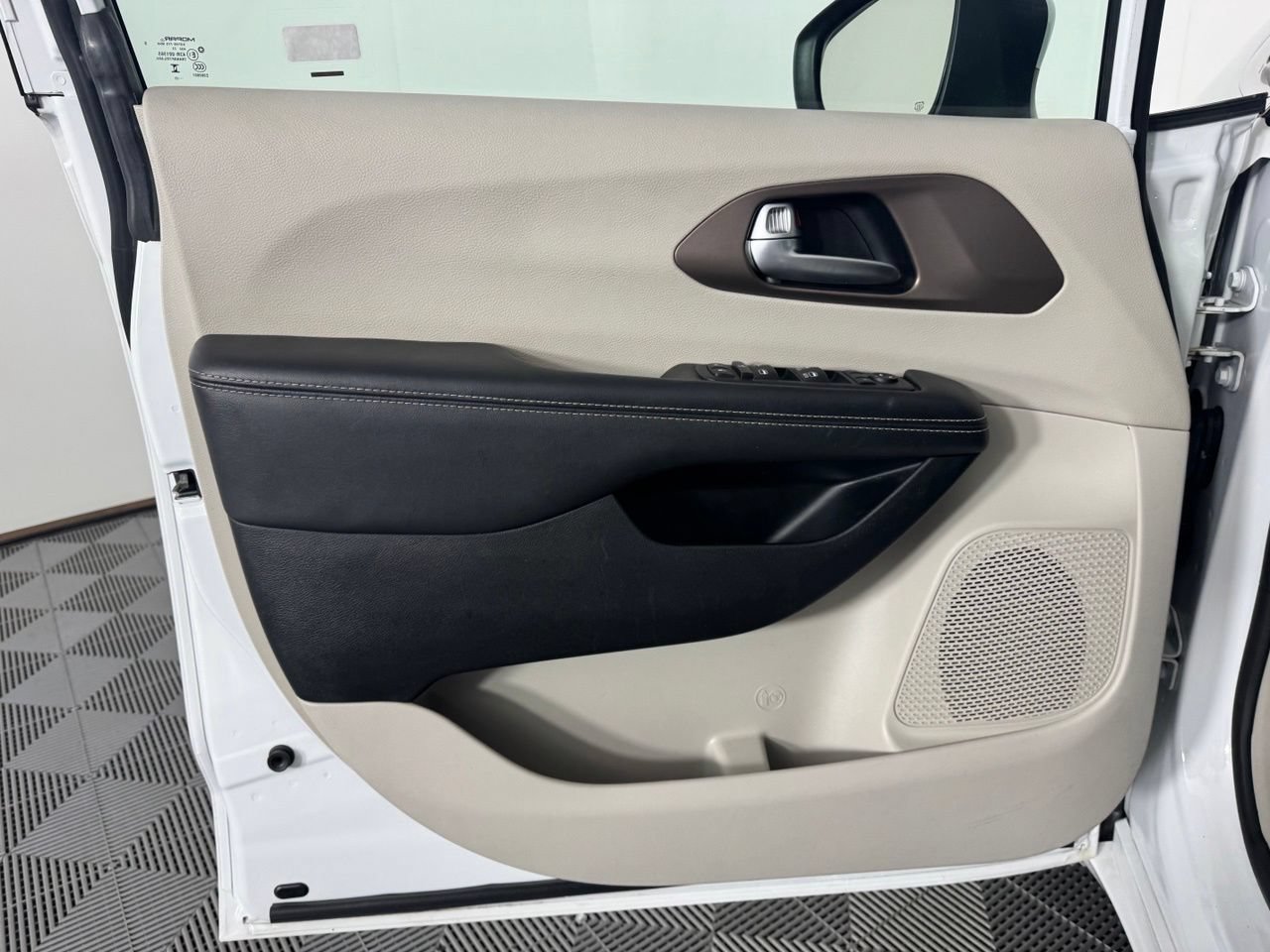 Used 2023 Chrysler Voyager LX FWD image 9