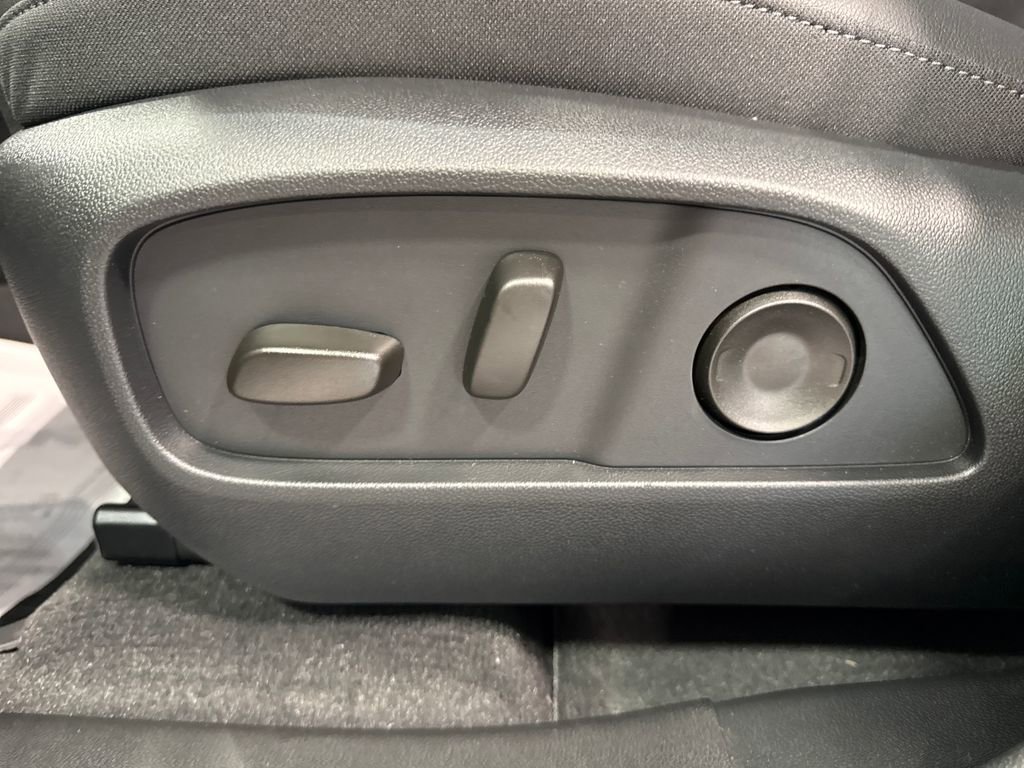 New 2026 Chevrolet Equinox LT w/ Convenience Package II FWD image 30