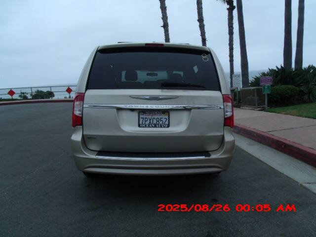 Used 2014 Chrysler Town & Country Touring image 5