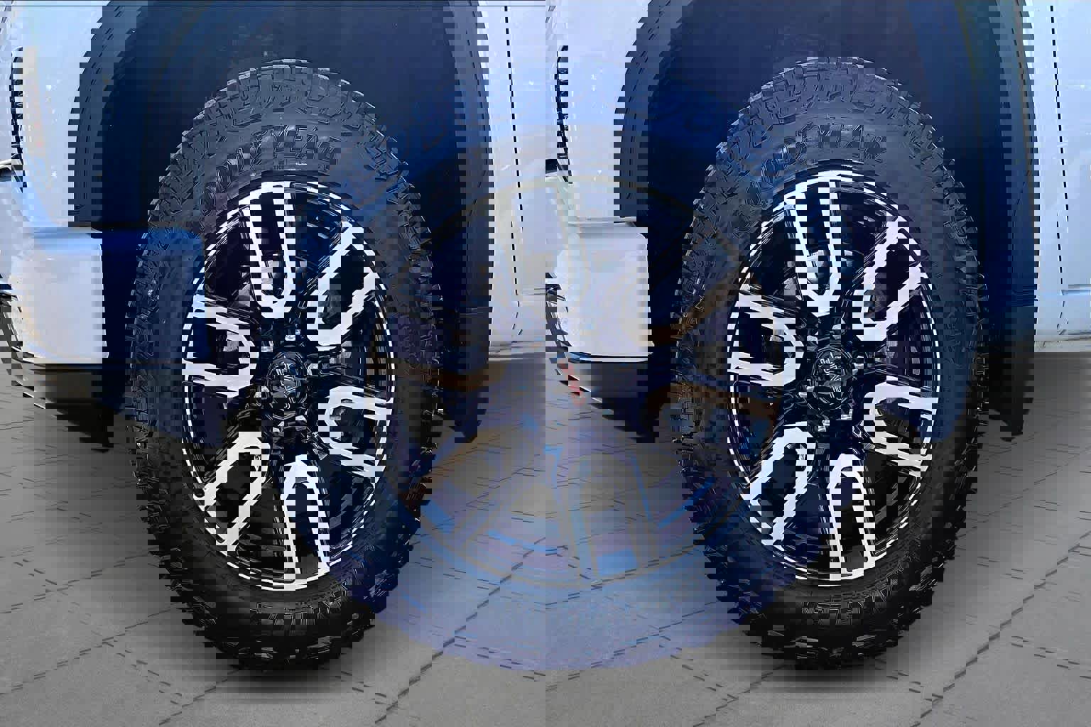 Used 2023 GMC Sierra 1500 AT4 image 11