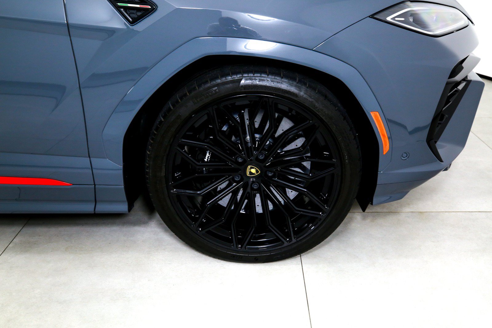 Used 2025 Lamborghini Urus SE AWD/4WD image 38