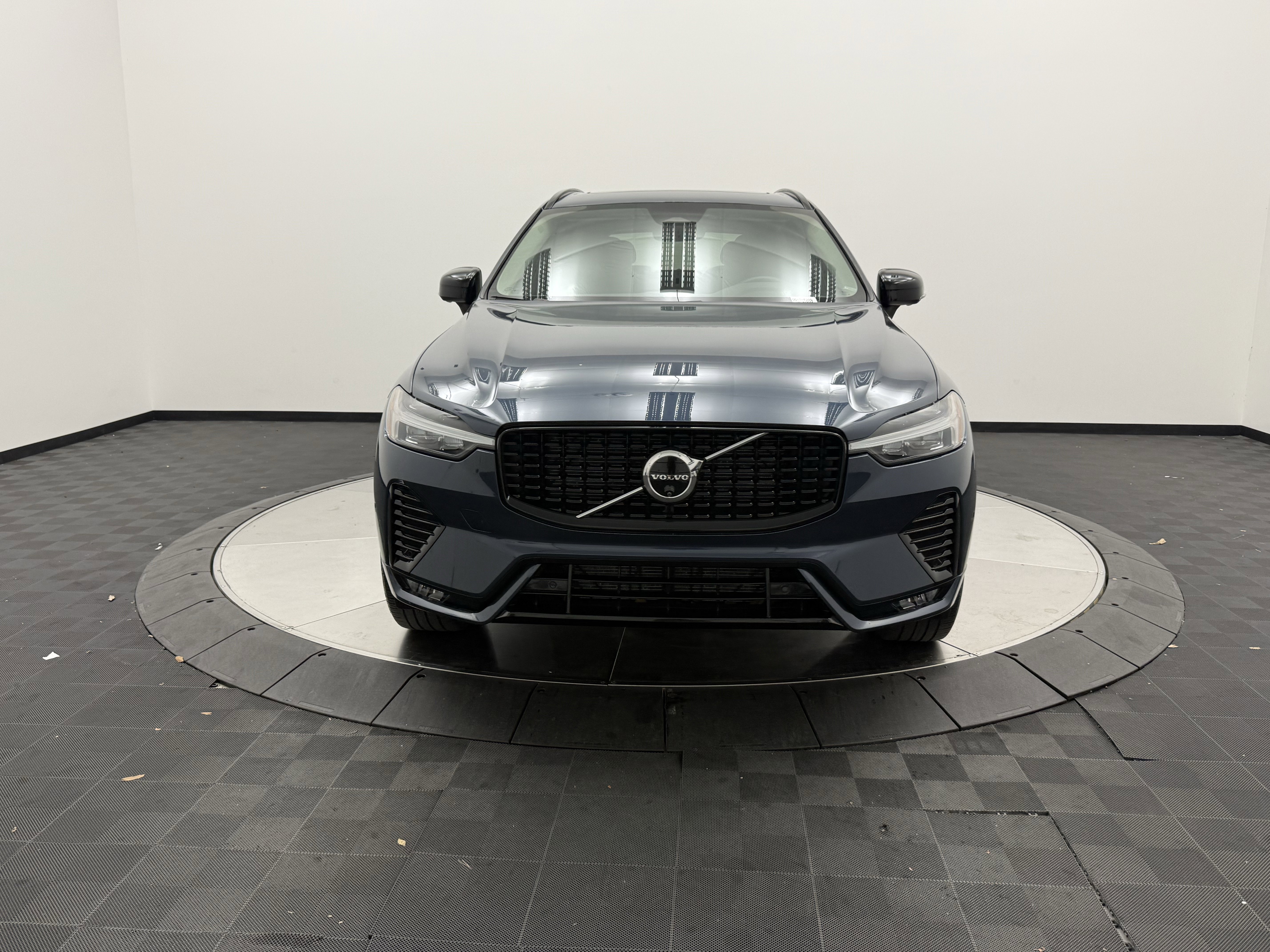 Used 2024 Volvo XC60 B5 Plus AWD/4WD image 2