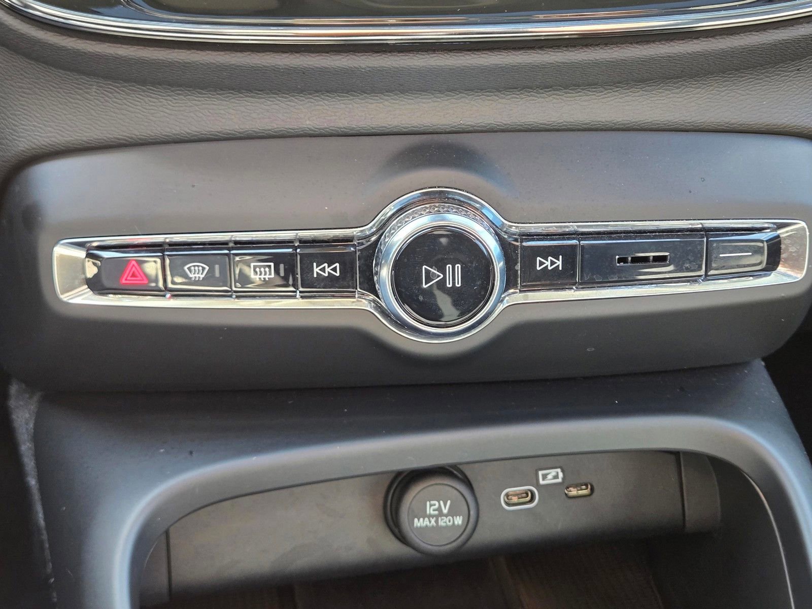 Used 2025 Volvo XC40 B5 Plus image 21