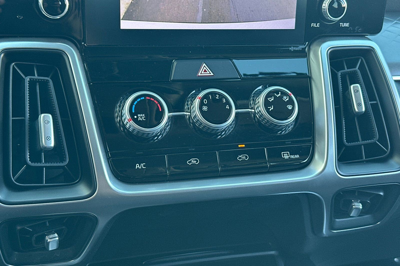 Used 2023 Kia Sorento LX image 24