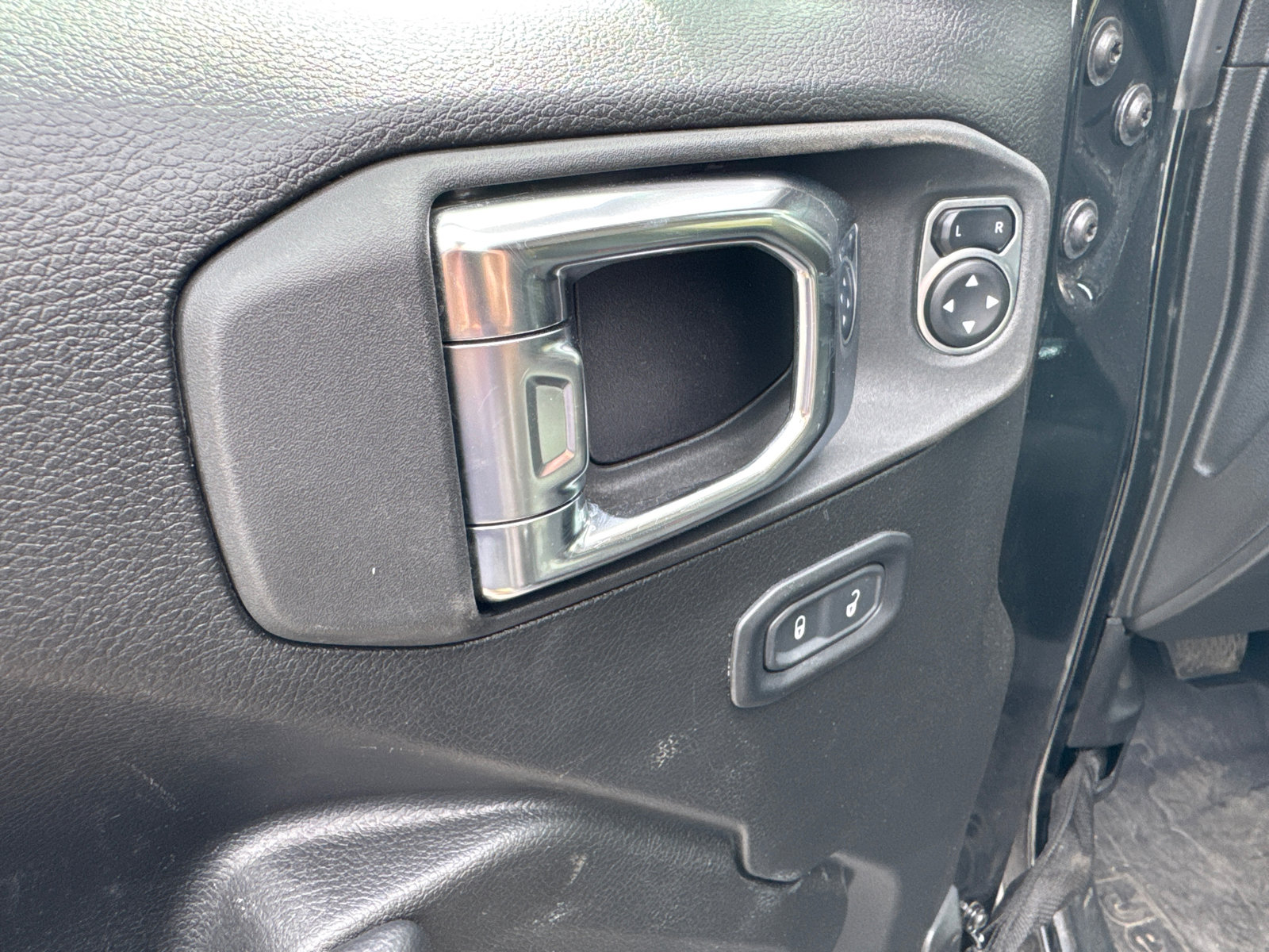 Used 2025 Jeep Wrangler Willys image 11