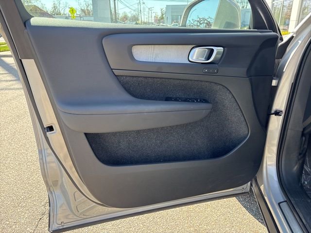 Used 2025 Volvo XC40 B5 Plus AWD/4WD image 17