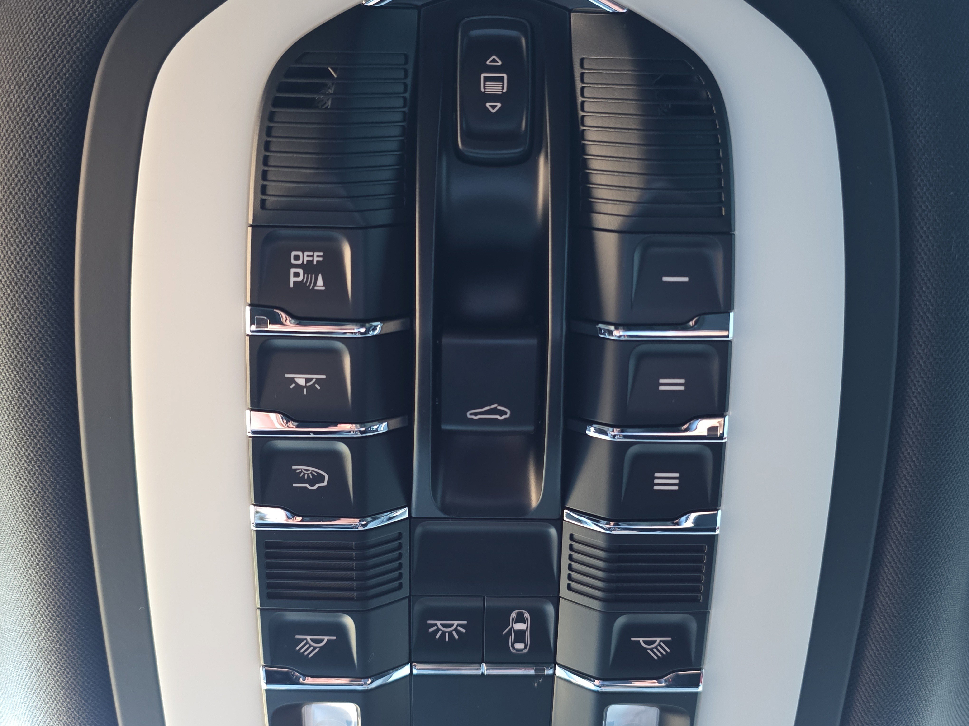 Certified 2024 Porsche Macan image 28