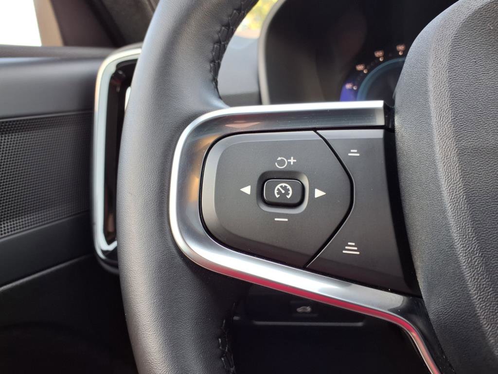 Used 2025 Volvo XC40 B5 Core image 12