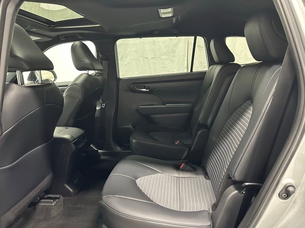 Used 2025 Toyota Highlander XSE AWD/4WD image 48