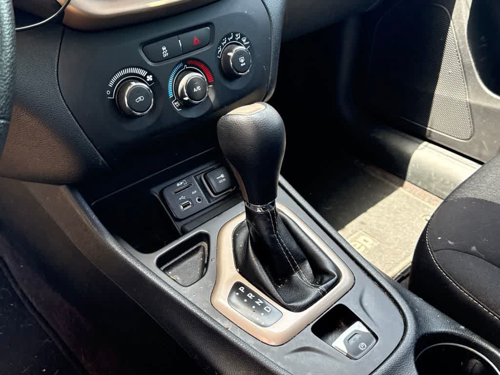 Used 2016 Jeep Cherokee Sport FWD image 12