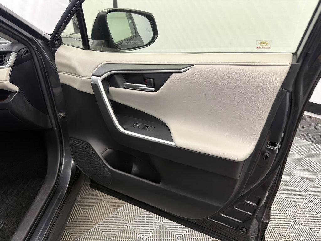 Used 2020 Toyota RAV4 Limited FWD image 16