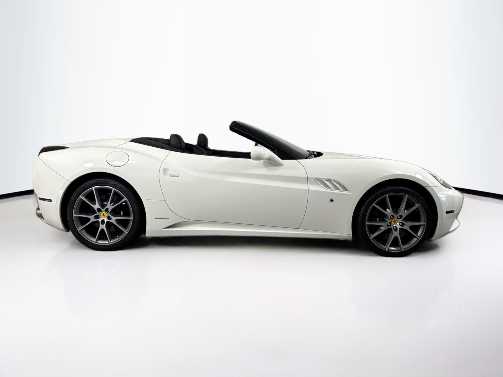Used 2010 Ferrari California RWD image 8