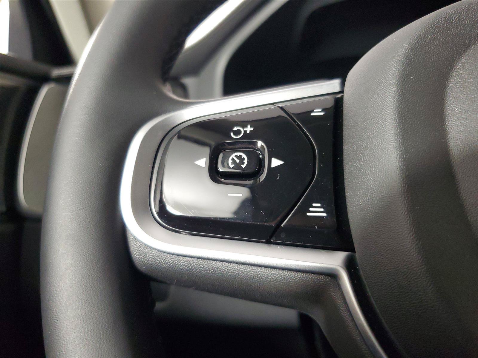 Certified 2025 Volvo XC60 B5 Ultra AWD/4WD image 25