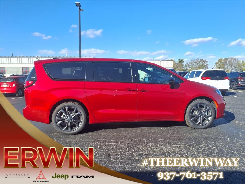 New 2026 Chrysler Pacifica Select image 2