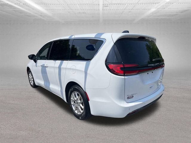 Used 2024 Chrysler Pacifica Touring-L FWD image 11