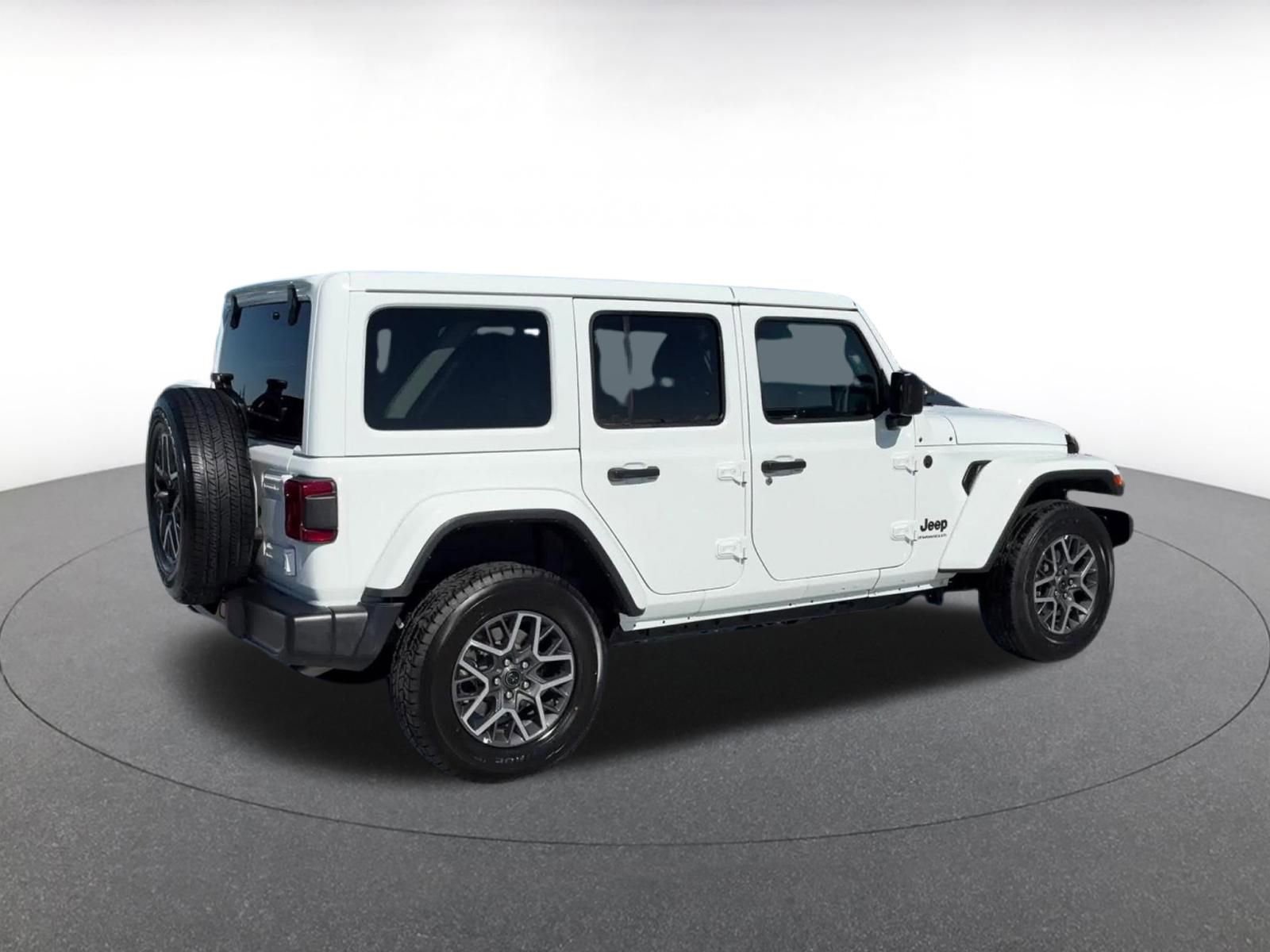 Used 2025 Jeep Wrangler Sahara AWD/4WD image 15