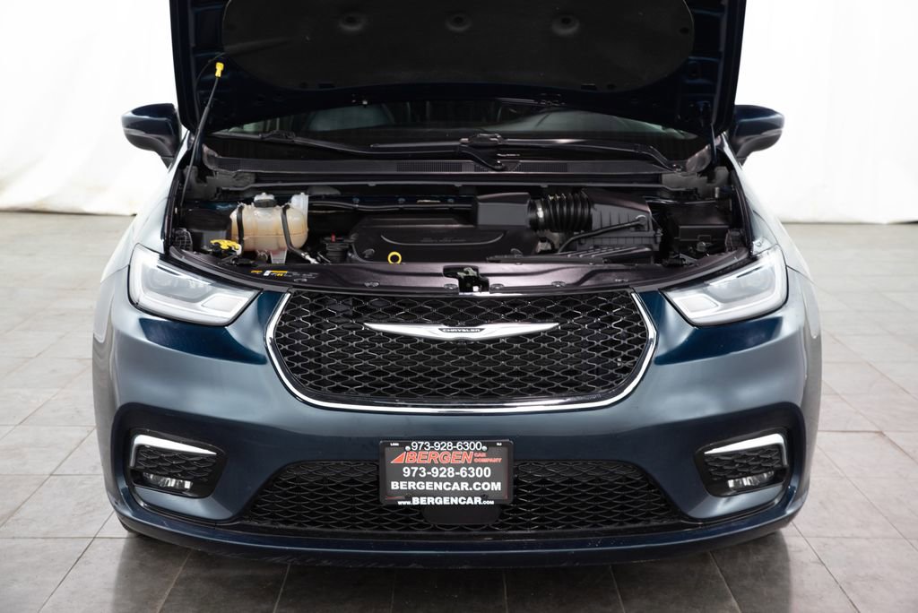 Used 2023 Chrysler Pacifica Touring-L FWD image 3