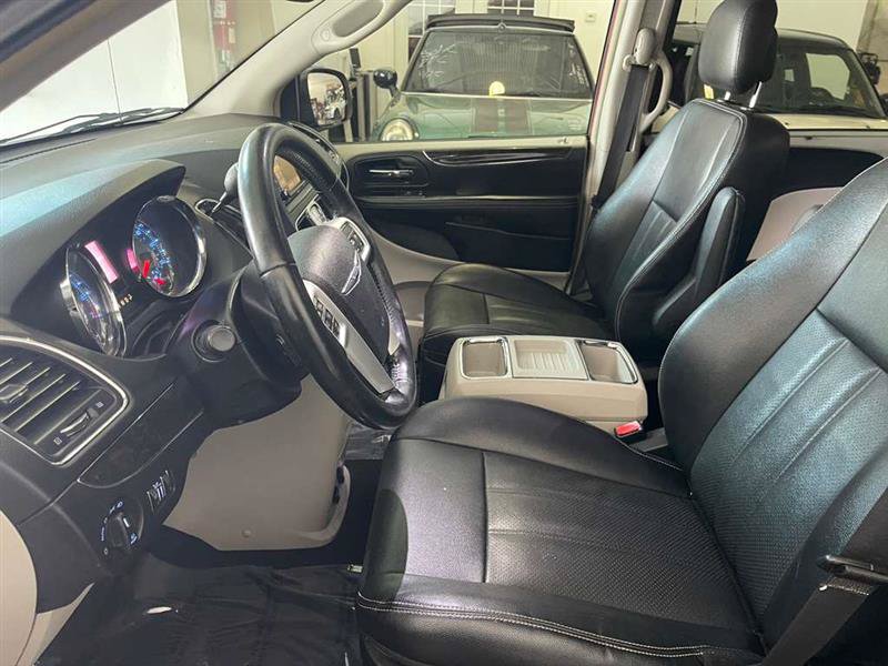 Used 2015 Chrysler Town & Country Touring-L w/ Driver Convenience Group FWD image 30