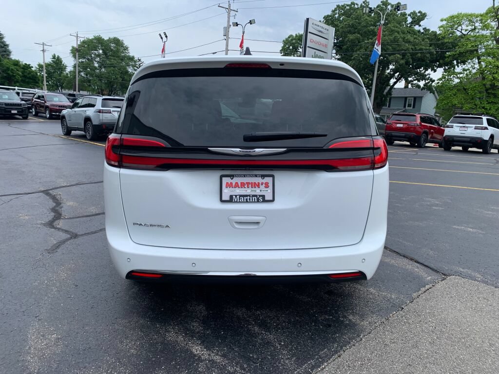 Used 2023 Chrysler Pacifica Touring-L FWD image 6