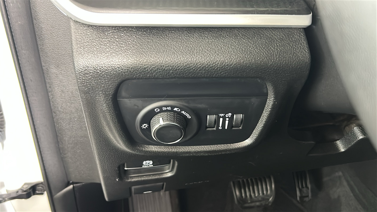 Used 2023 Jeep Grand Cherokee L Altitude AWD/4WD image 24