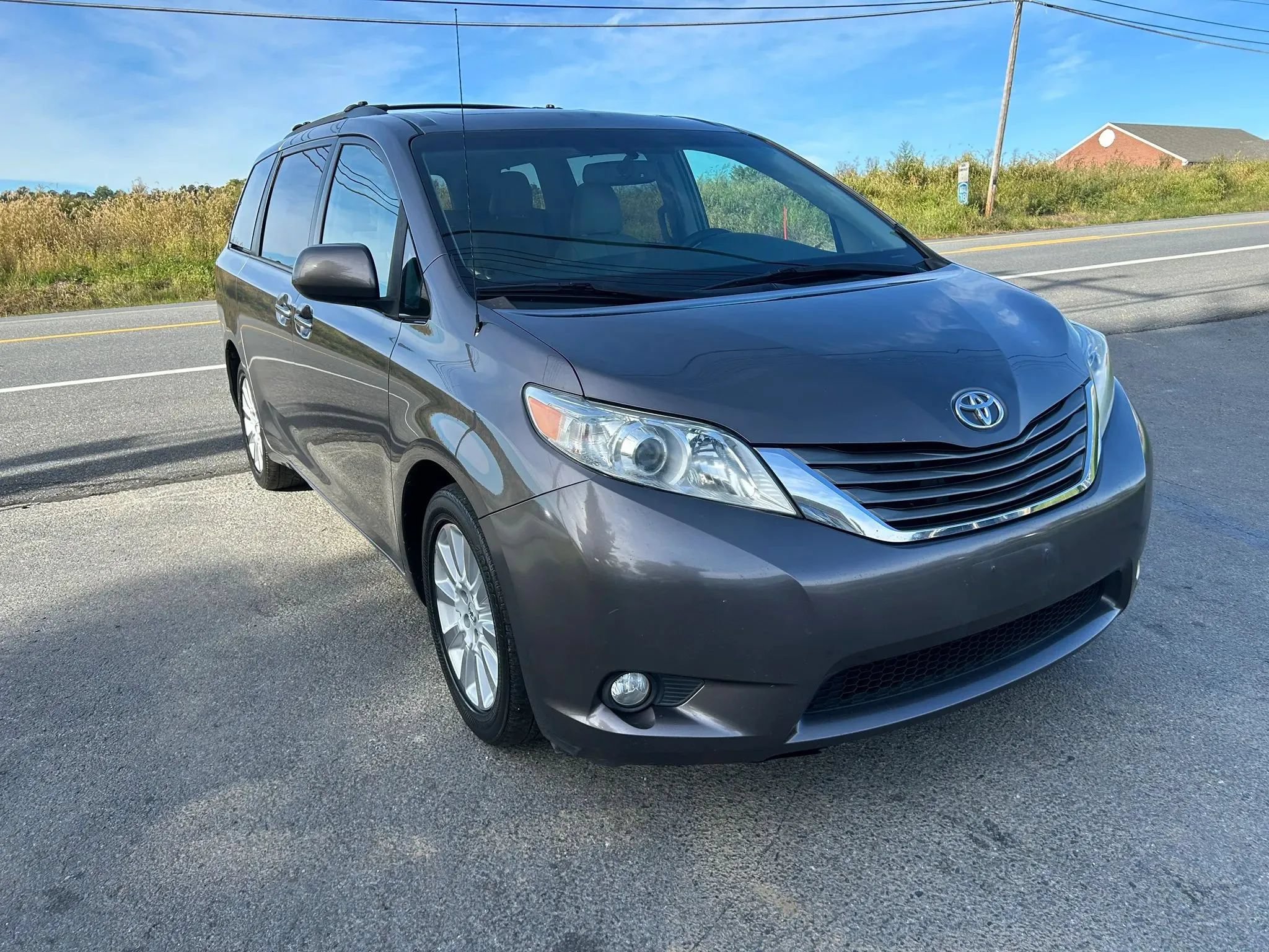 Used 2013 Toyota Sienna XLE w/ Entertainment Pkg AWD/4WD image 3
