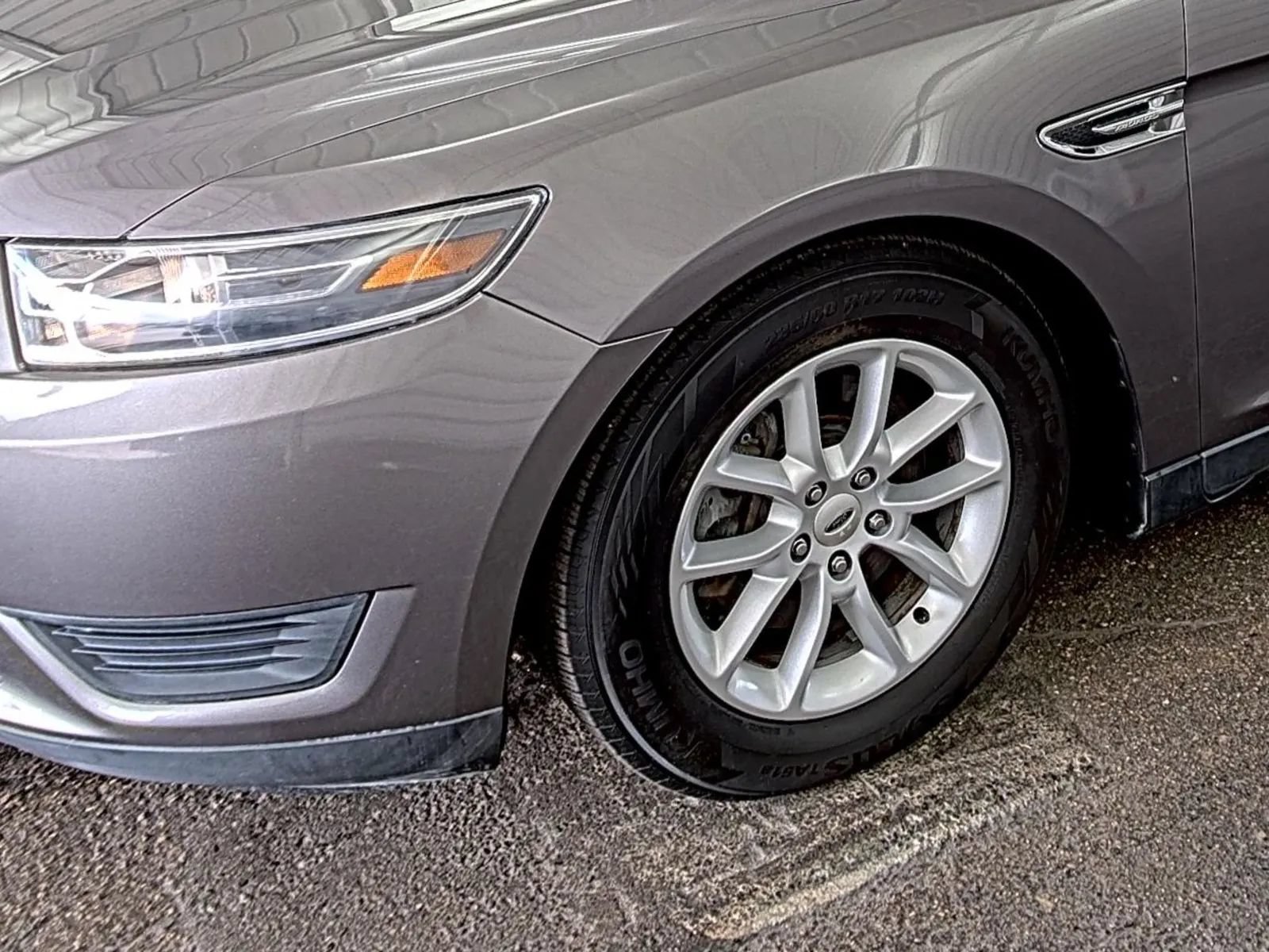 Used 2014 Ford Taurus SE FWD image 24