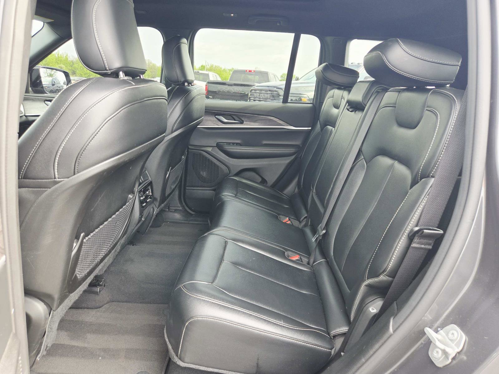 Used 2024 Jeep Grand Cherokee Limited w/ Black Appearance Package image 14