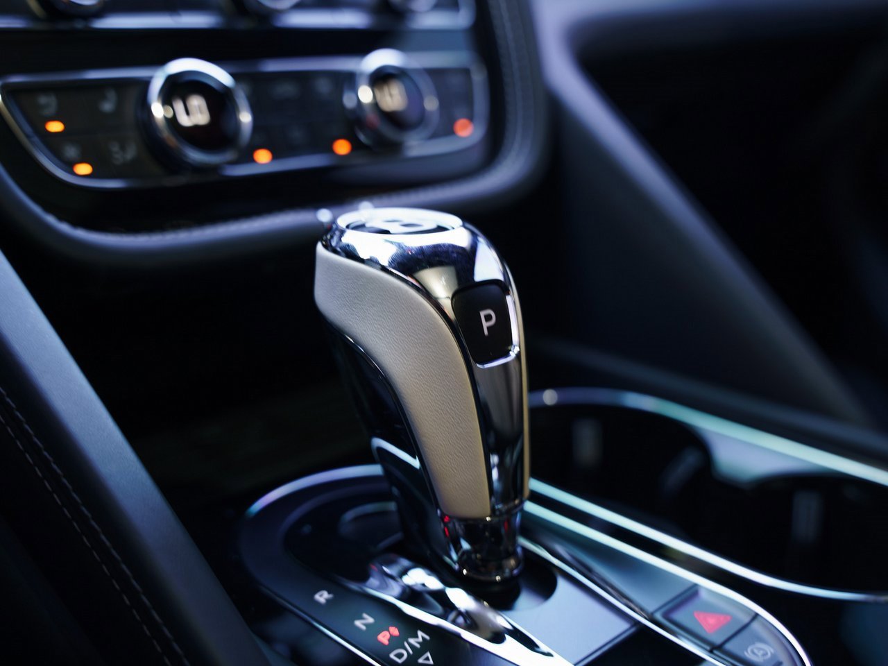 Used 2023 Bentley Bentayga Plug-In Hybrid image 9