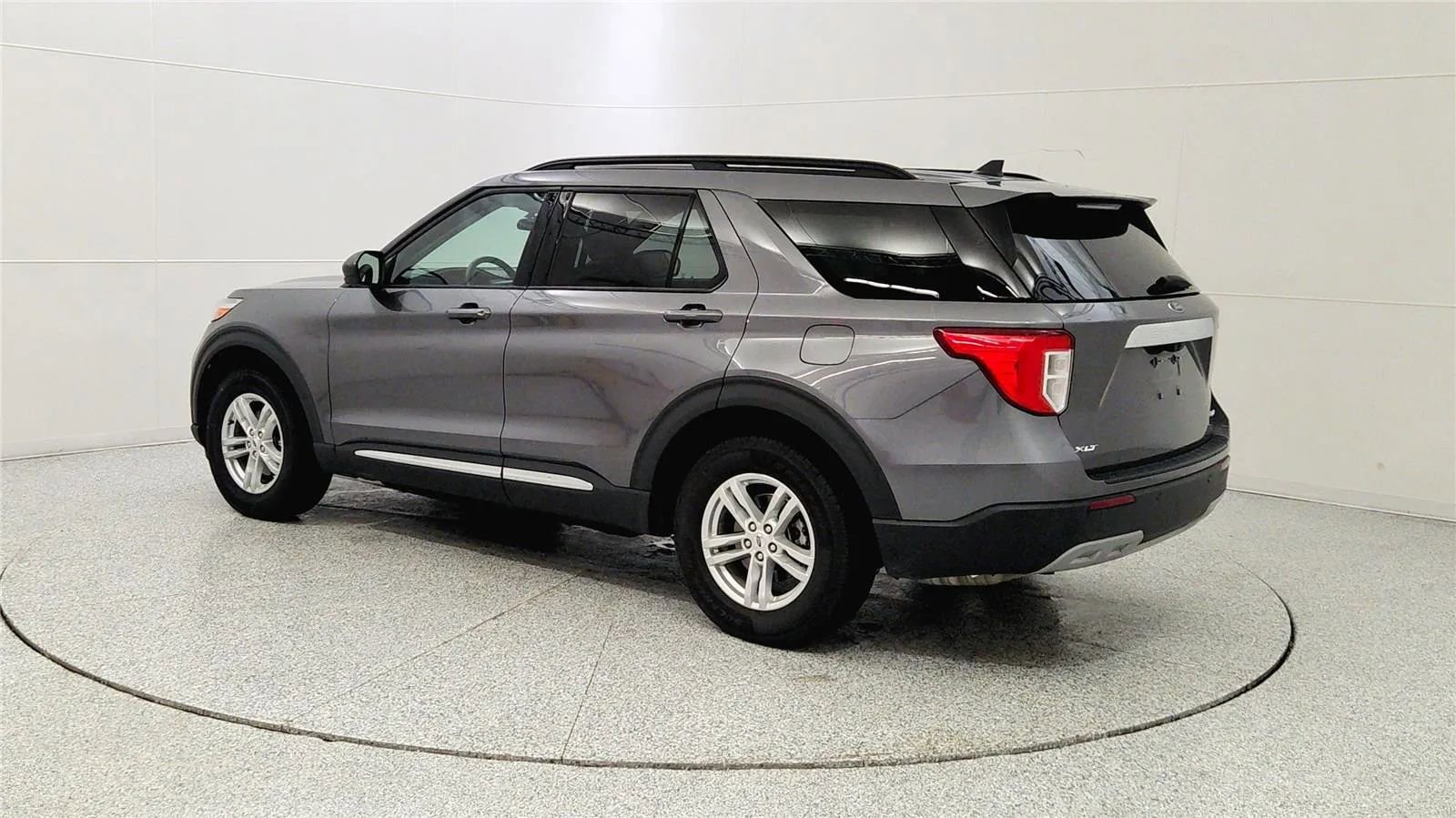 Used 2023 Ford Explorer XLT w/ Equipment Group 202A image 5