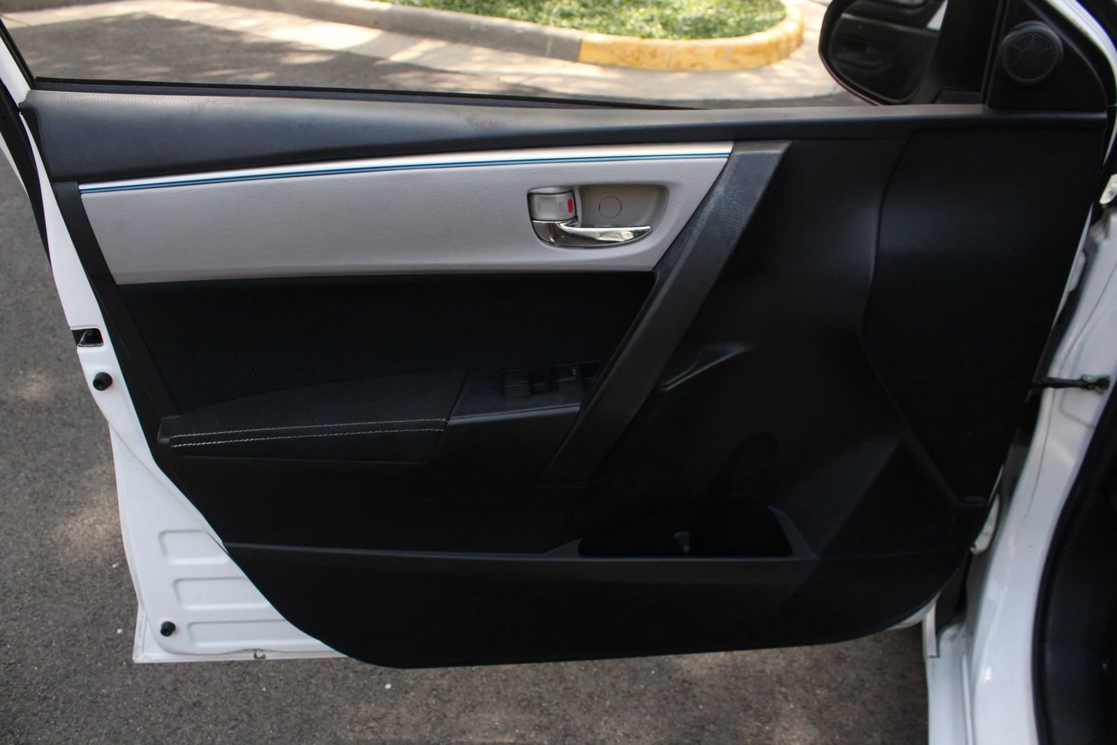 Used 2014 Toyota Corolla LE FWD image 15