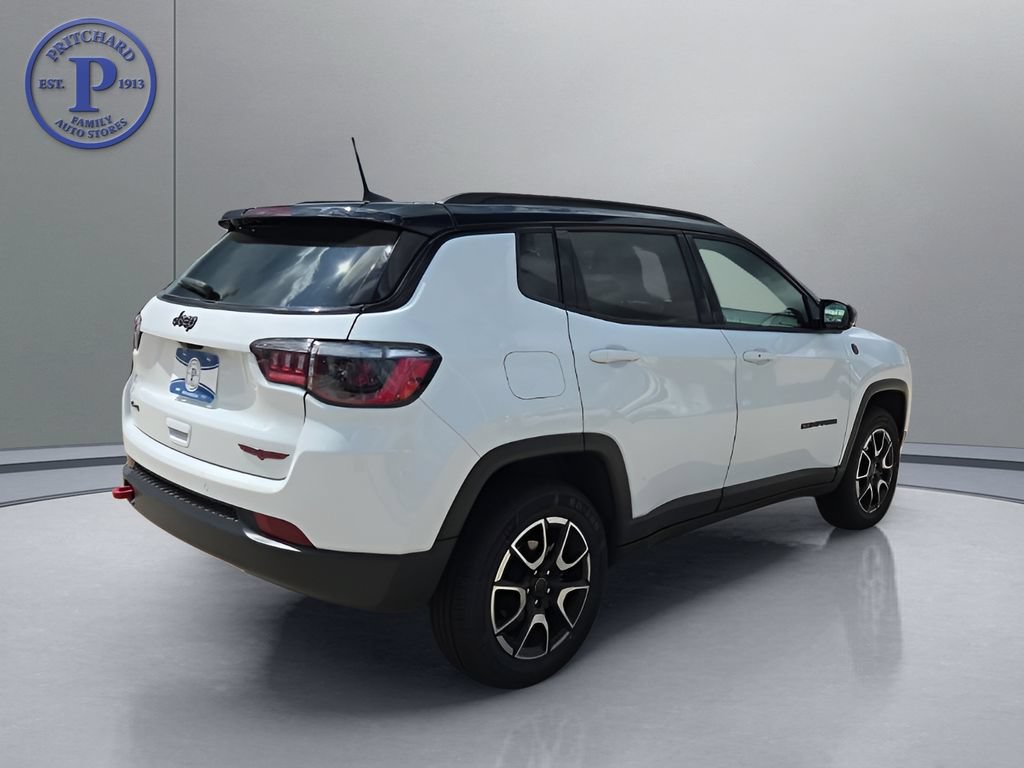 Used 2025 Jeep Compass Trailhawk AWD/4WD image 7
