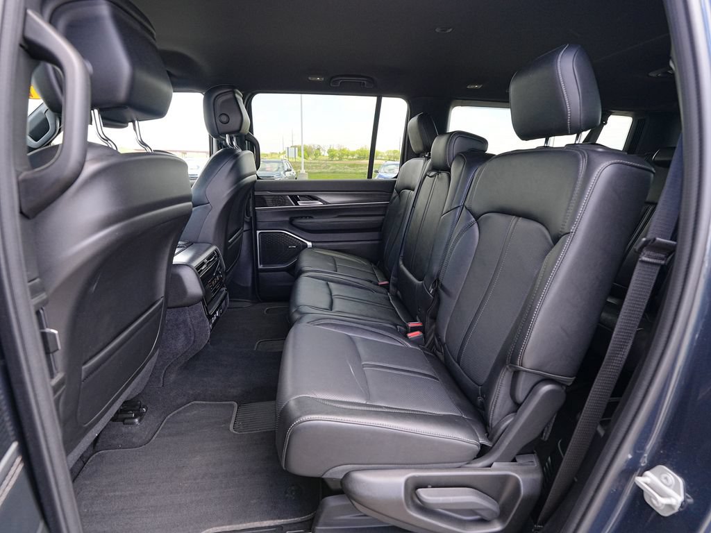 Used 2024 Jeep Wagoneer L Series III w/ Flexible Seating Group AWD/4WD image 19