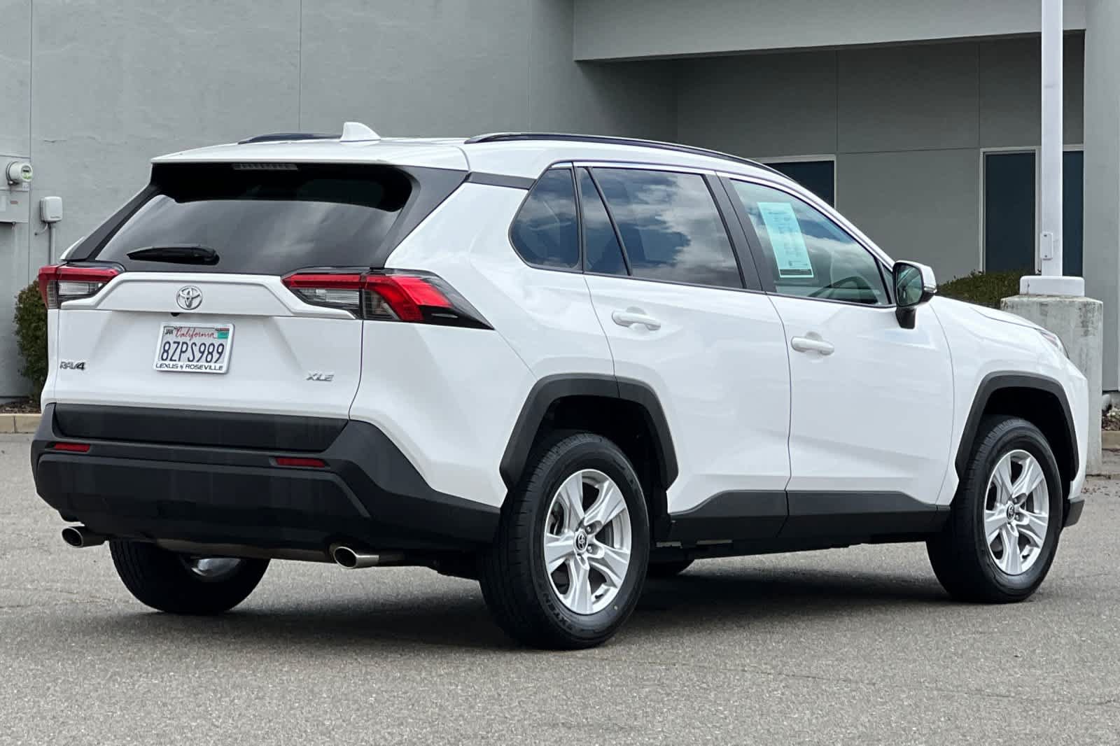 Used 2021 Toyota RAV4 XLE w/ Convenience Package FWD image 2