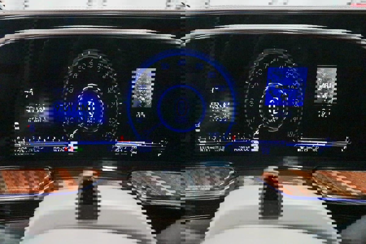 Used 2024 Cadillac Escalade ESV Sport Platinum w/ LPO, ONYX Package image 16