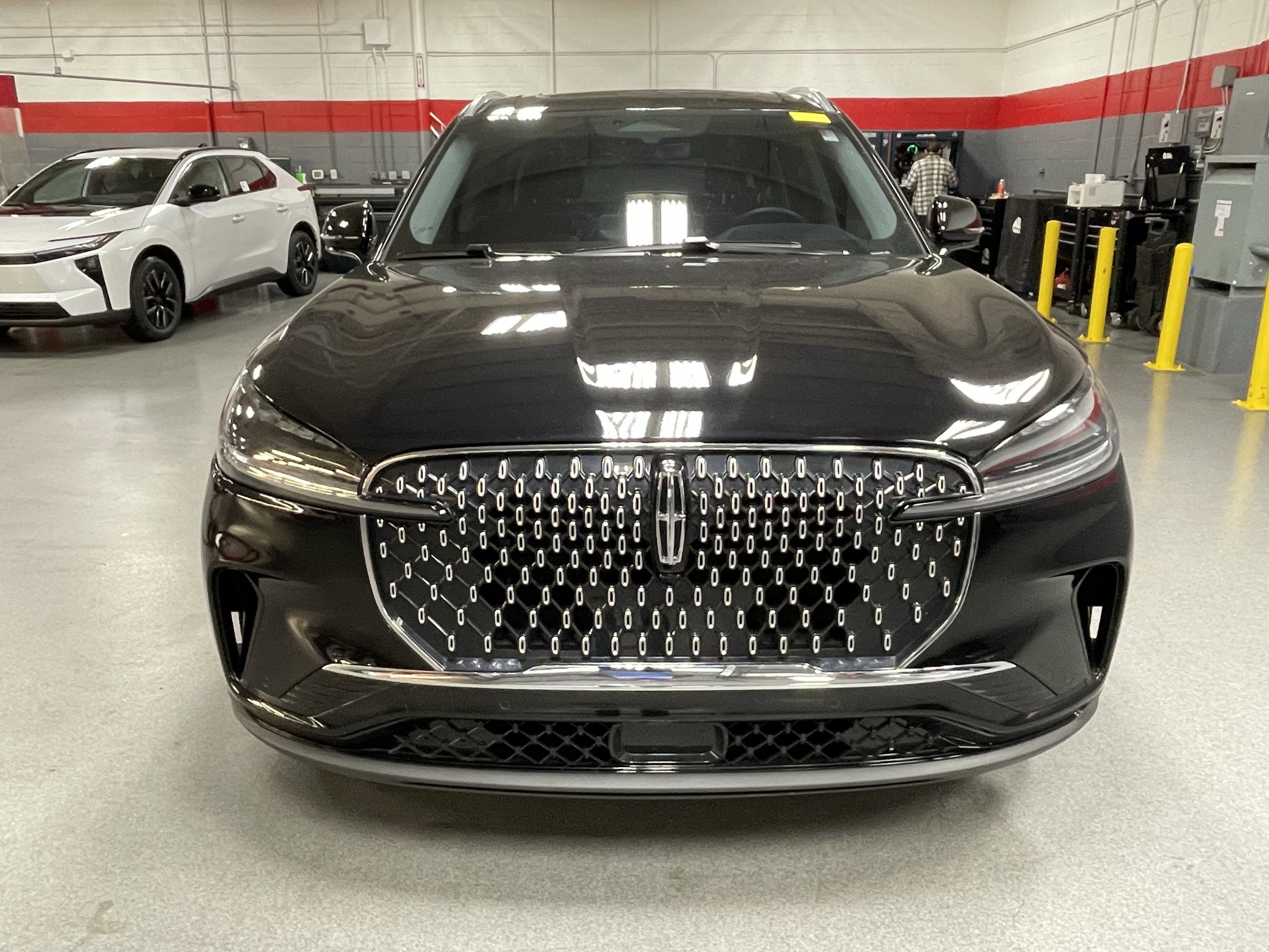 Used 2025 Lincoln Aviator 2WD image 3