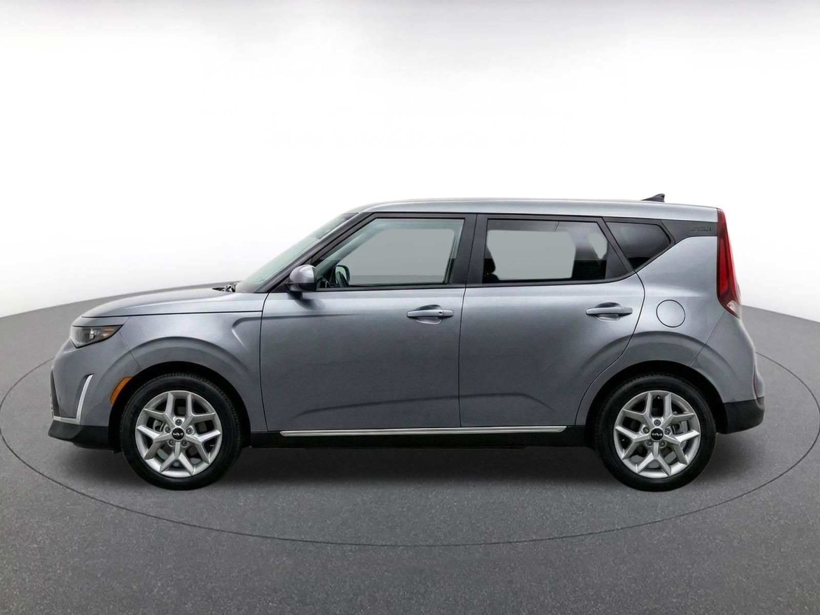 Used 2025 Kia Soul LX w/ LX Technology Package FWD image 4