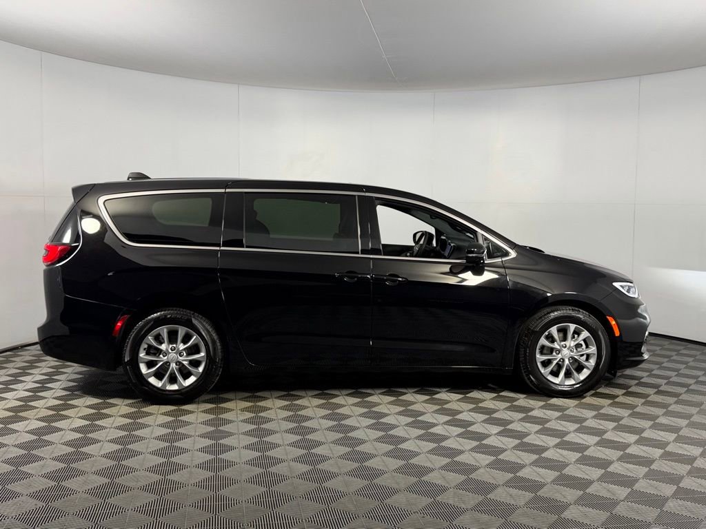 Certified 2026 Chrysler Pacifica Limited FWD image 5