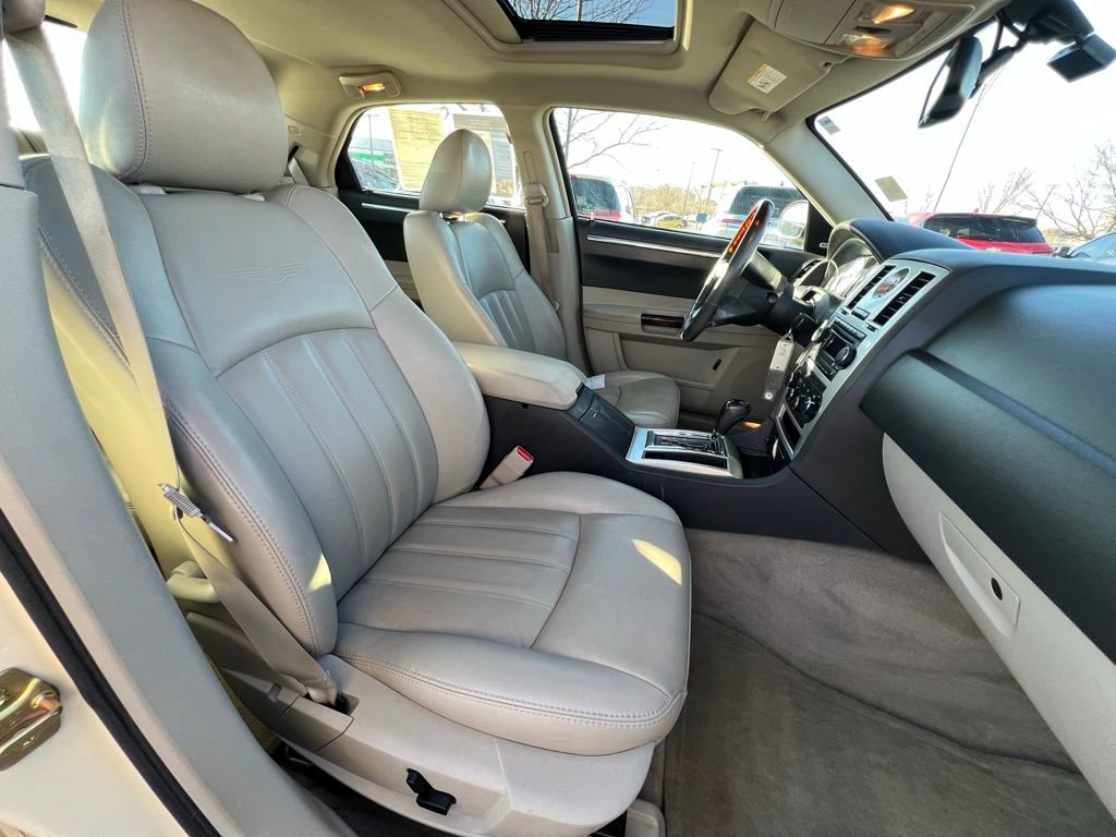 Used 2006 Chrysler 300 C w/ Protection Group II image 27