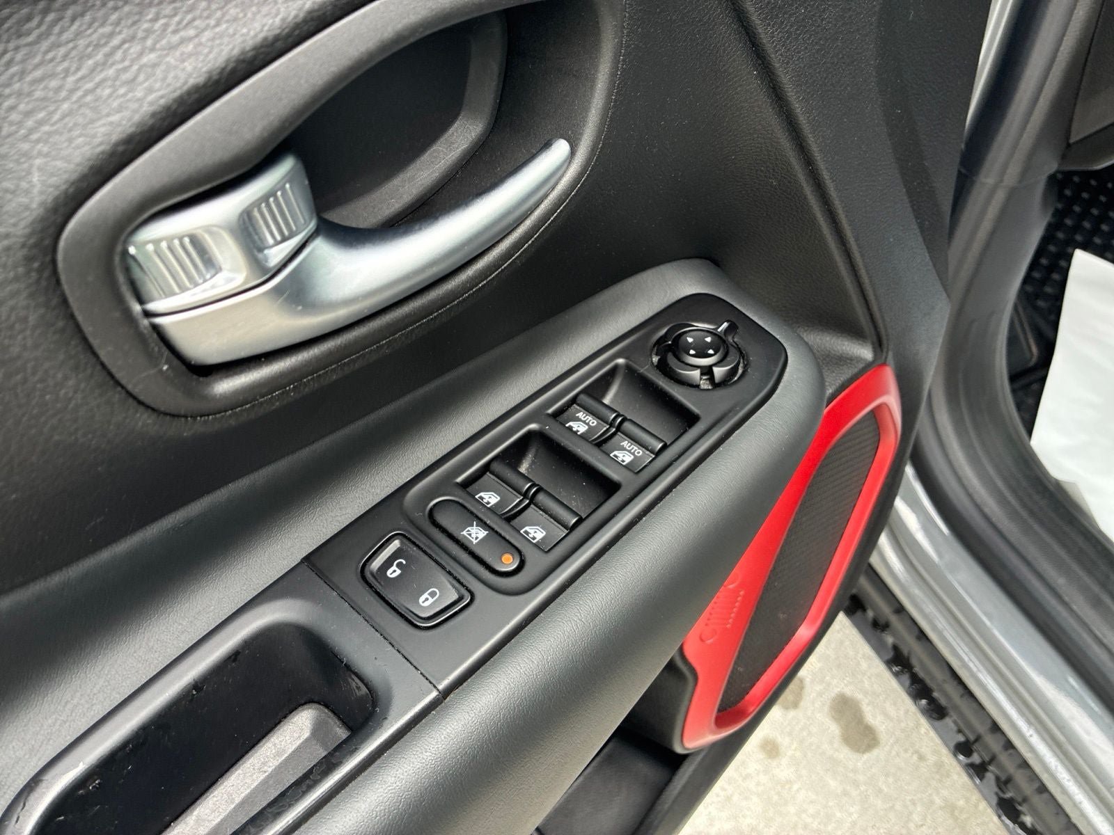 Used 2022 Jeep Renegade Trailhawk AWD/4WD image 13