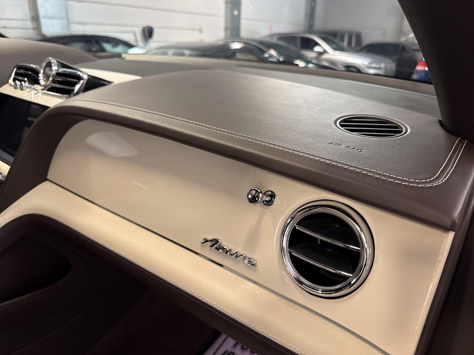 Used 2023 Bentley Bentayga Extended Wheelbase image 38