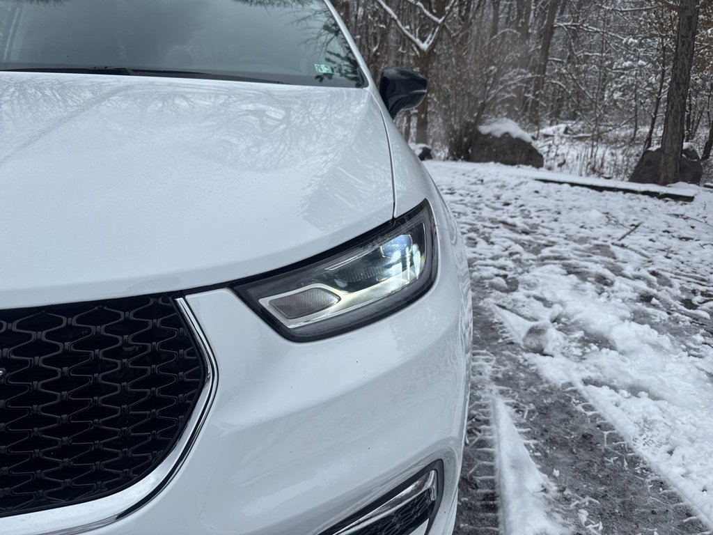 Used 2024 Chrysler Pacifica Select image 3