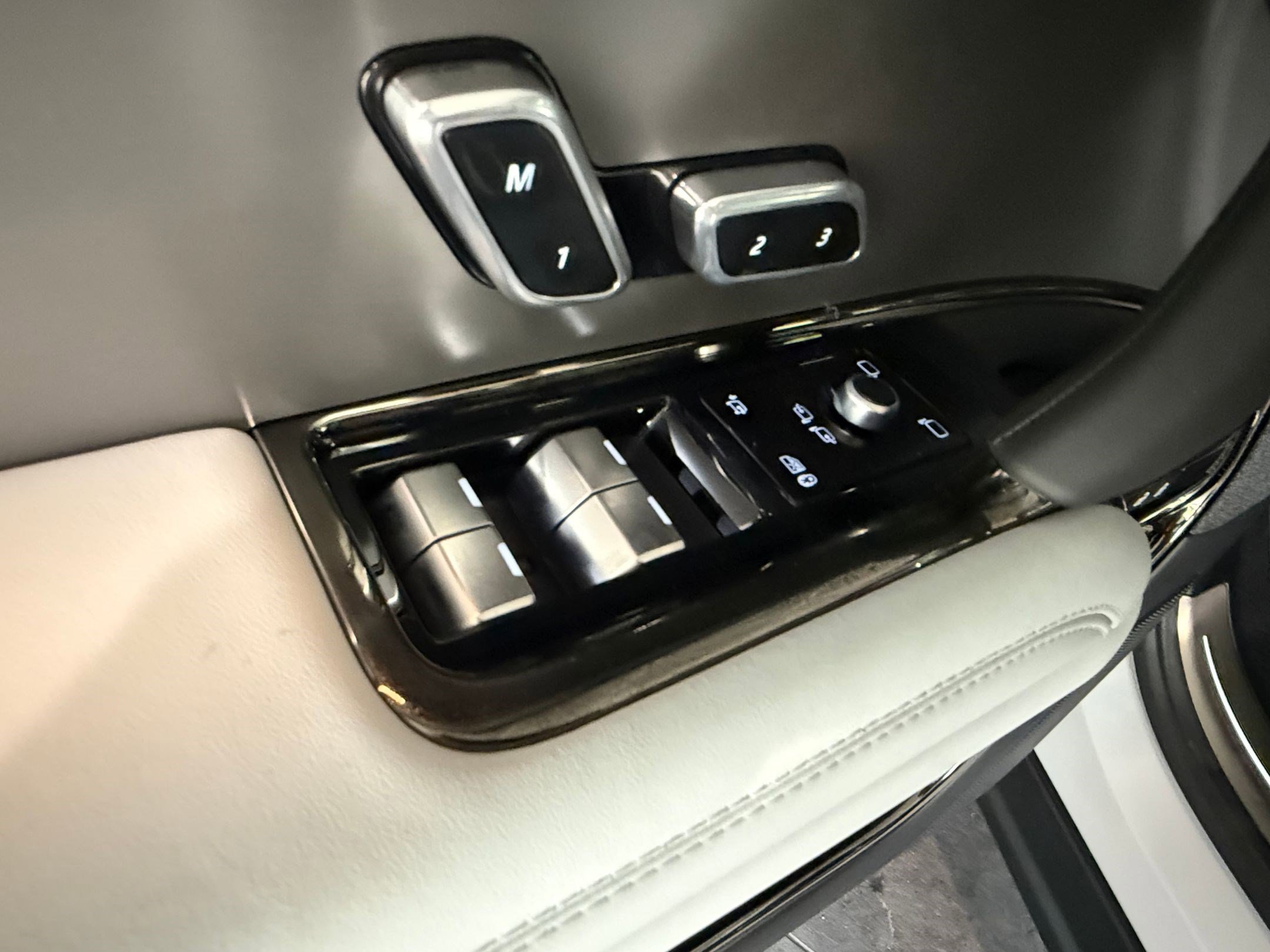New 2026 Land Rover Range Rover Sport SE AWD/4WD image 25