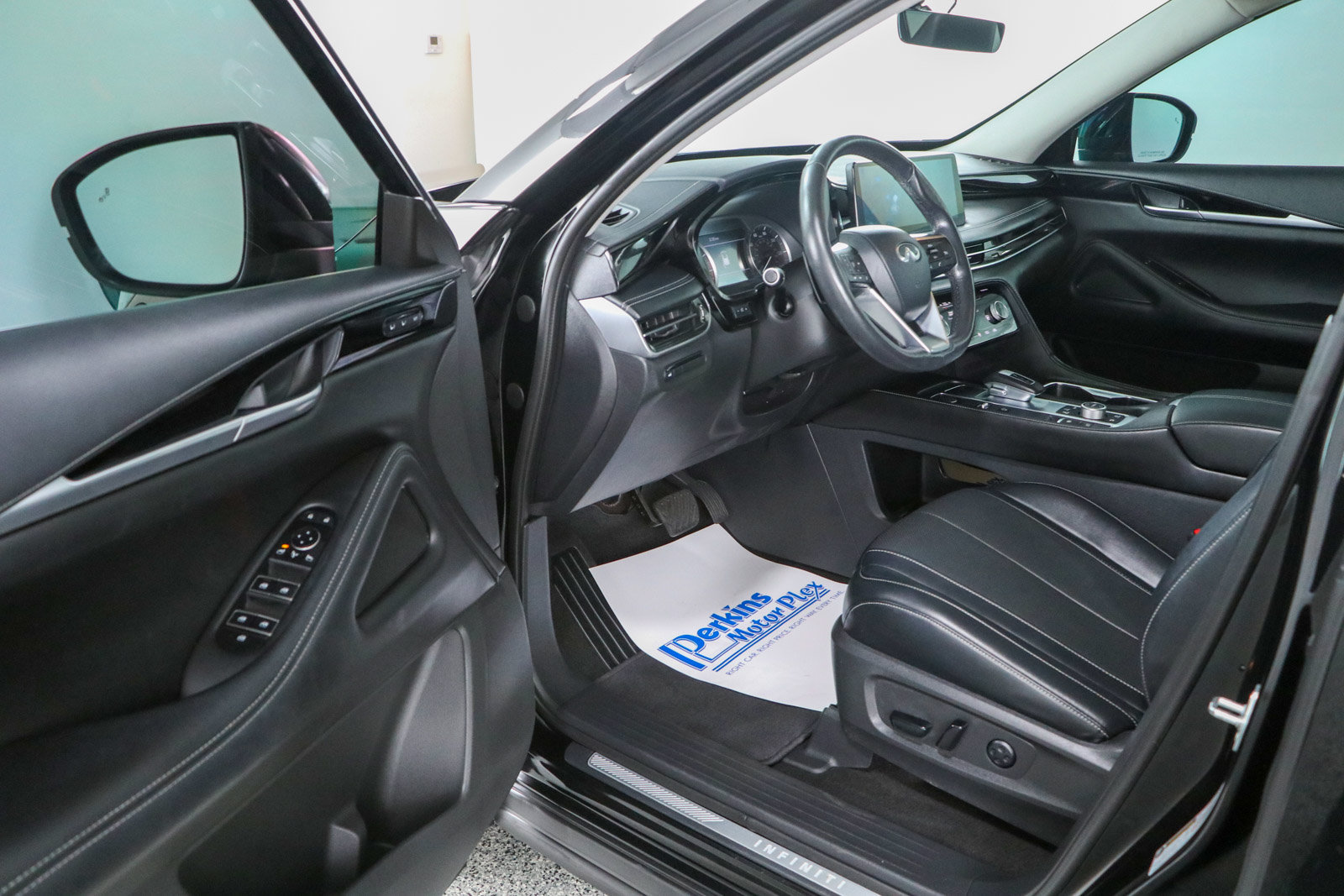 Used 2023 INFINITI QX60 Pure FWD image 3