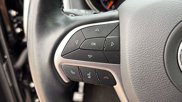 Certified 2022 Jeep Grand Cherokee Laredo X AWD/4WD image 13